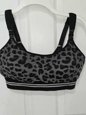 Momcozy Women Sports Bra Black Nursing Animal Print Wireless Strap Size L.